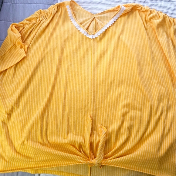 Yellow V-Neck Women's Top Size 4X - Picture 1 of 6